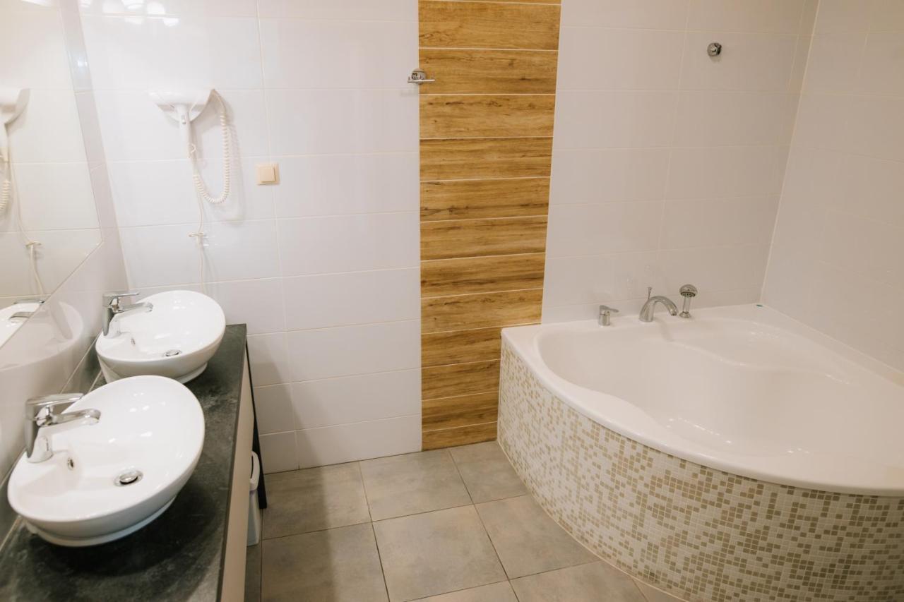 Kasztelan Hotel Krosno Ngoại thất bức ảnh
